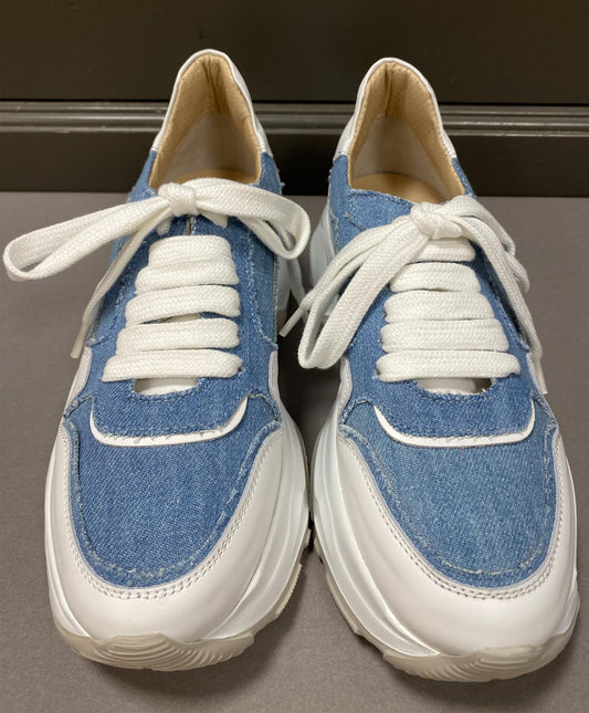 Sneakers med dongeri og skinn.