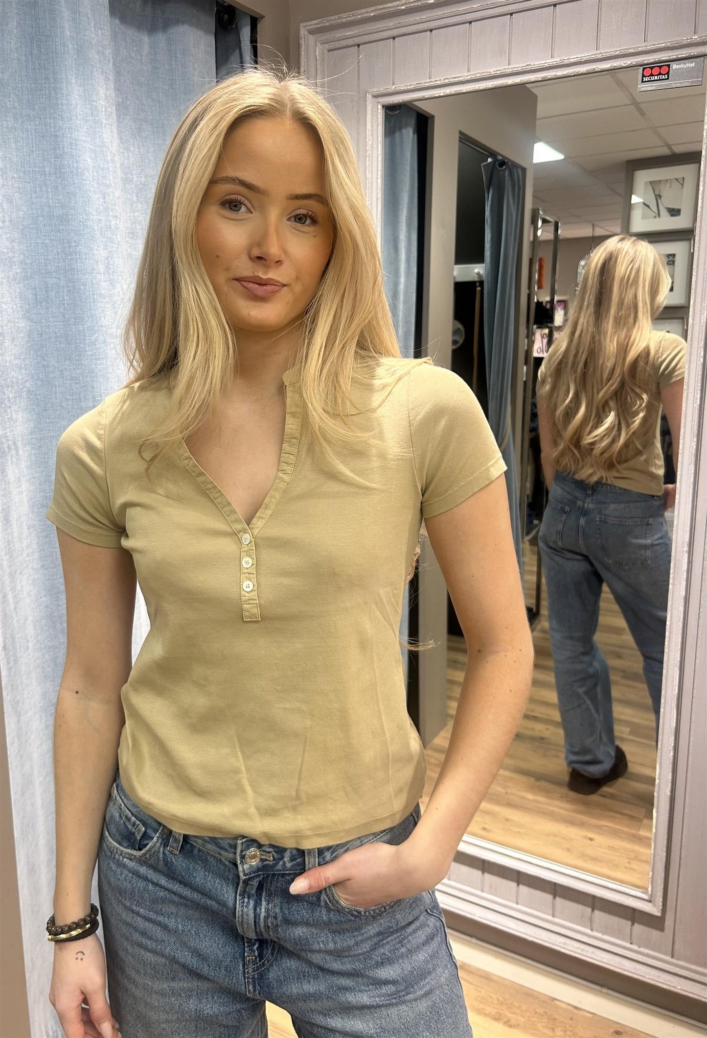 Kortermet V-hals T-skjorte Beige