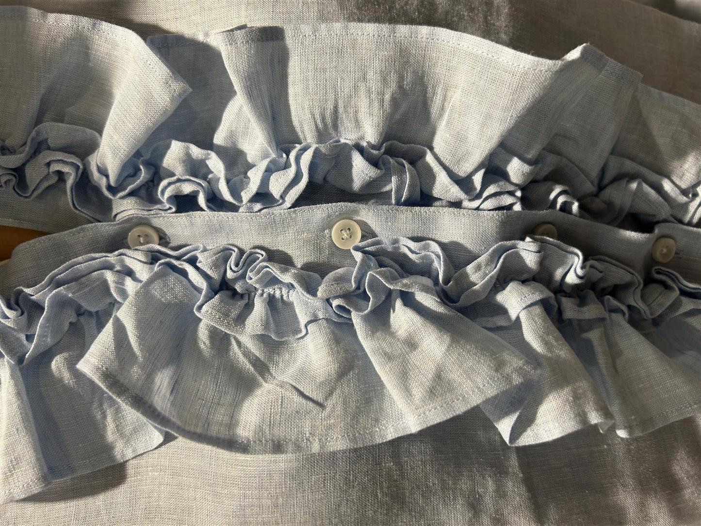 Stenstrøms Hillary Lyse blå linbluse med volanger - ZhosLaila