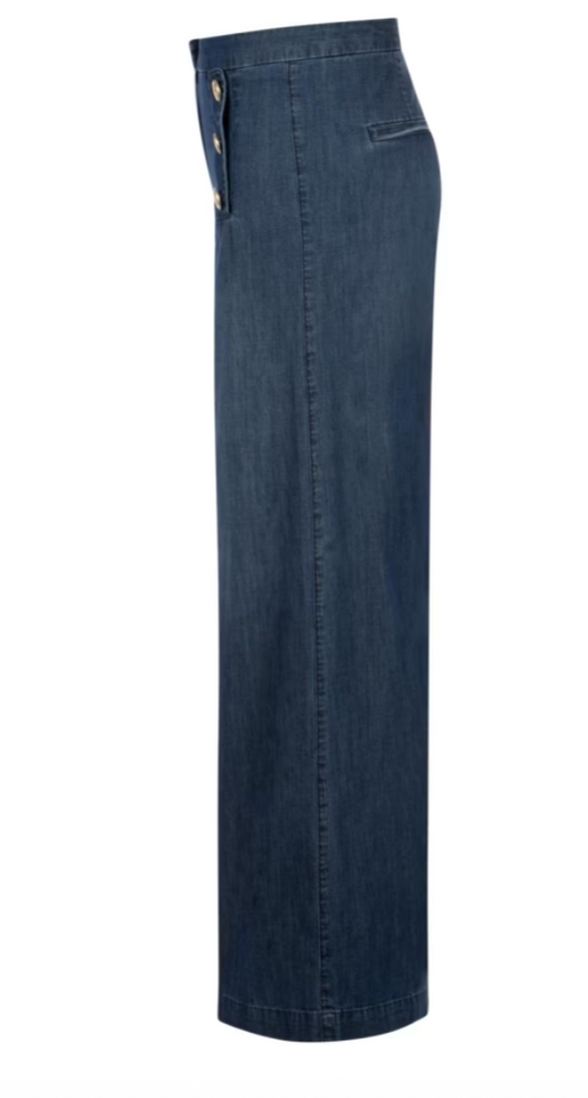 Seductive Bridget dongeri