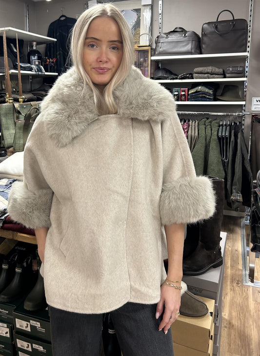 Kindem Ull Cape Off-White