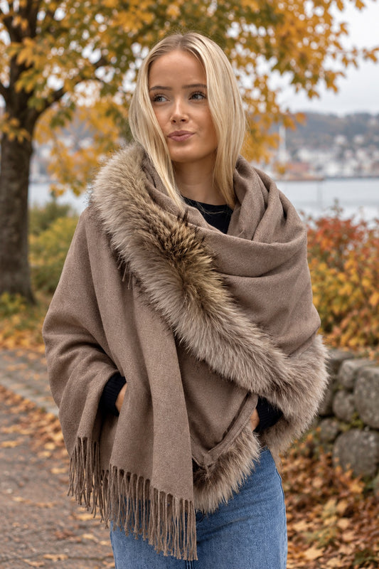 Møller Pelse sjal med Pelskant Taupe