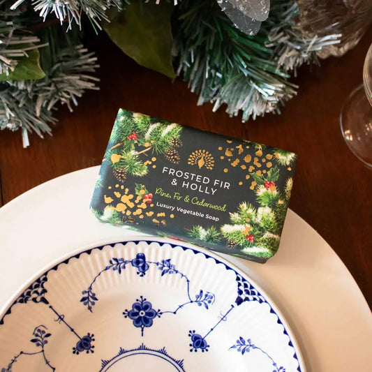 Christmas Tidings frostet gran og kristtornsåpe 190g 3 stk.