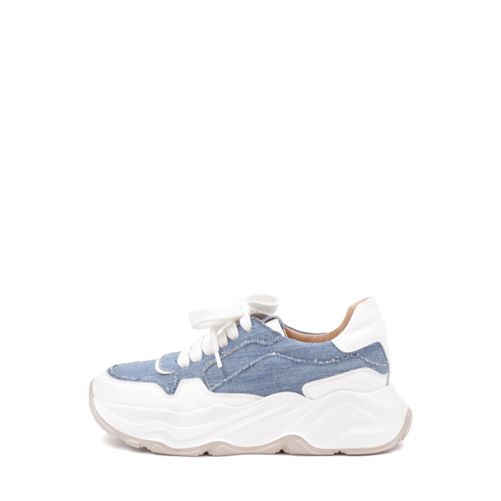 Sneakers med dongeri og skinn.