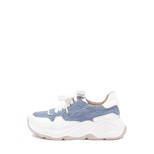 Sneakers med dongeri og skinn.